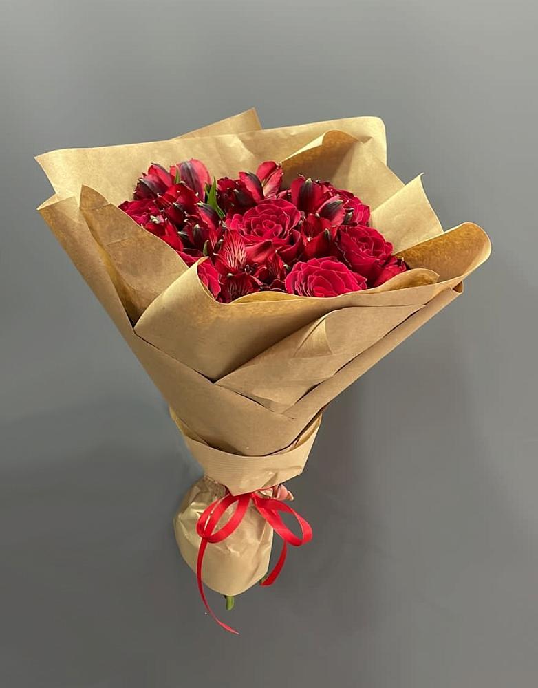 Букет цветов из: Альстромерии и Розы в Акъяр