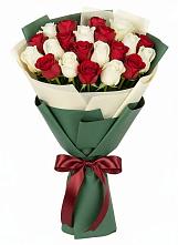 Букет Микс из красных и белых роз в Акъяр