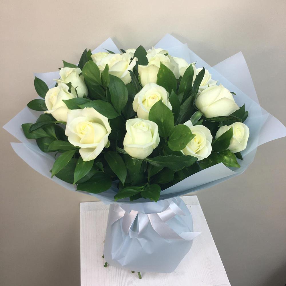 Букет 15 Белых роз Проуд в Акъяр