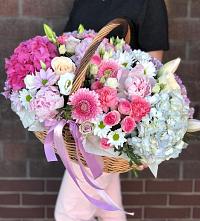 Композиция солнечный день в Акъяр Цветочная композиция из Розы, Хризантемы, Пионы и Лизиантусы в корзине в Акъяр