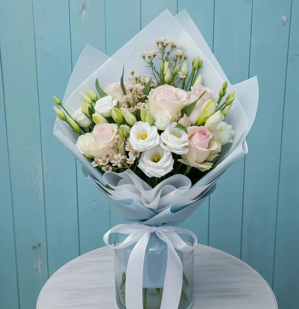 Букет цветов из: Розы и Лизиантусы в Акъяр