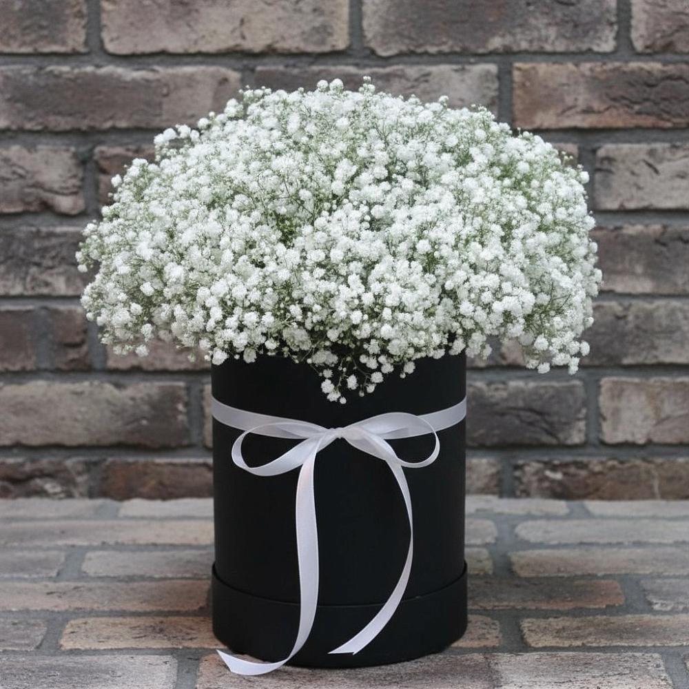 Цветочная композиция из Гипсофила в шляпной коробке в Акъяр