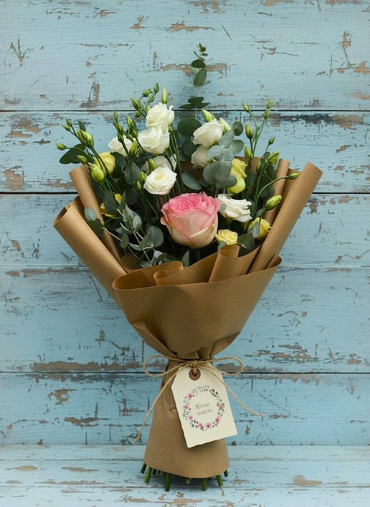 Букет цветов из: Розы и Лизиантусы в Акъяр