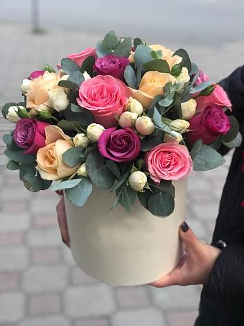 Цветочная композиция из Розы в шляпной коробке в Акъяр