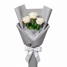 Букет 3 белые розы в Акъяр