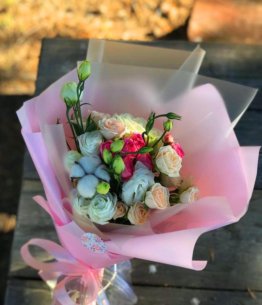 Букет цветов из: Розы и Лизиантусы в Акъяр