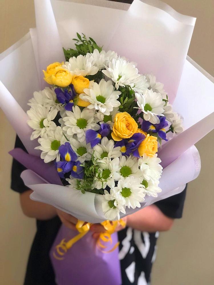Букет цветов из: Ирисы, Хризантемы и Розы в Акъяр