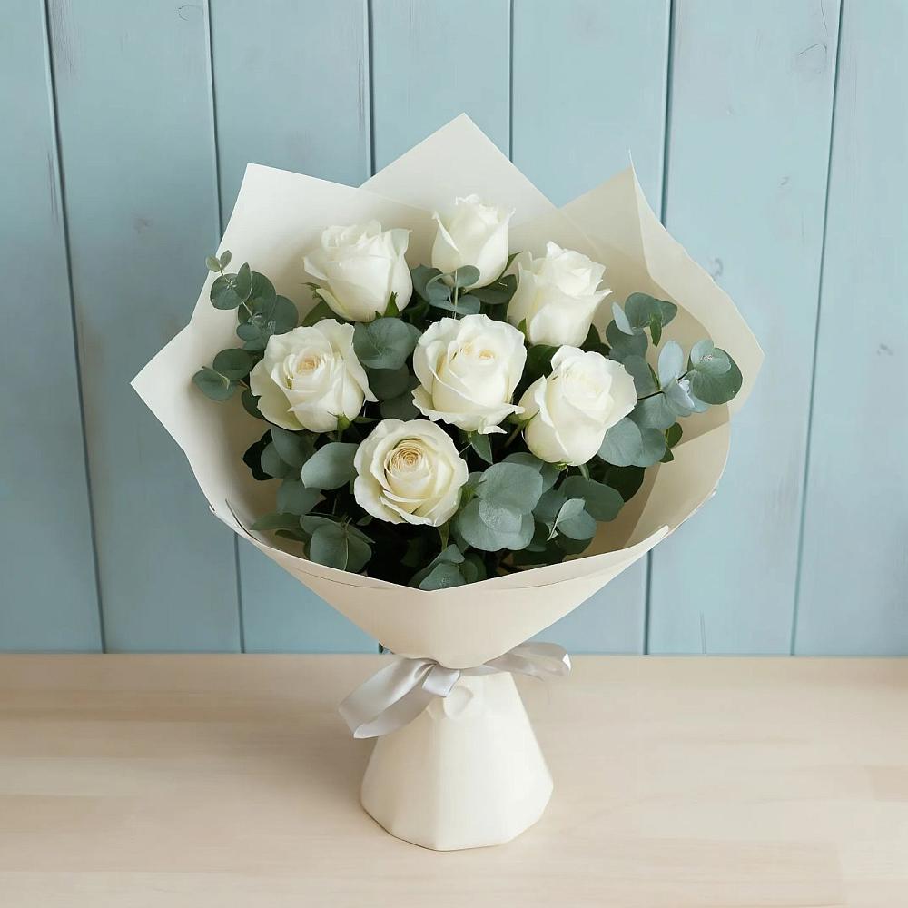Букет Белые розы в Эвкалипте в Акъяр
