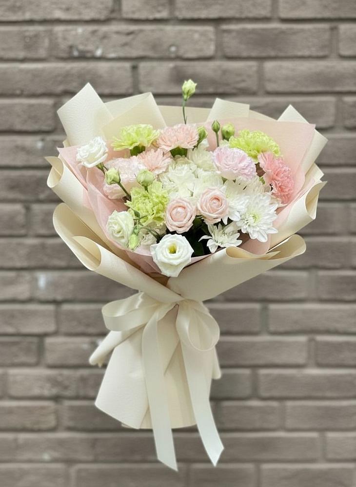 Букет цветов из: Гвоздики, Розы, Лизиантусы и Хризантемы в Акъяр