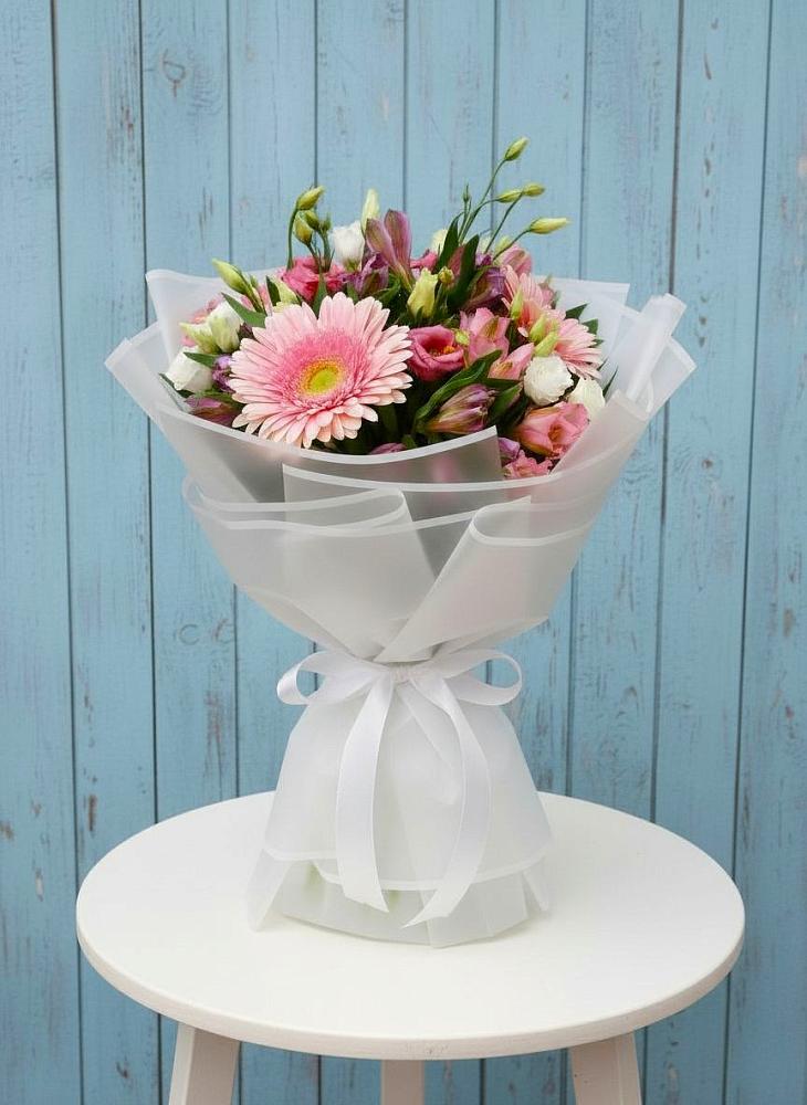 Букет цветов из: Герберы, Альстромерии и Лизиантусы в Акъяр