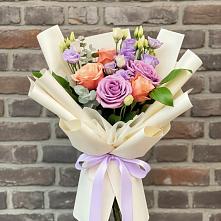 Букет цветов из:  Лизиантусы и Розы в Акъяр