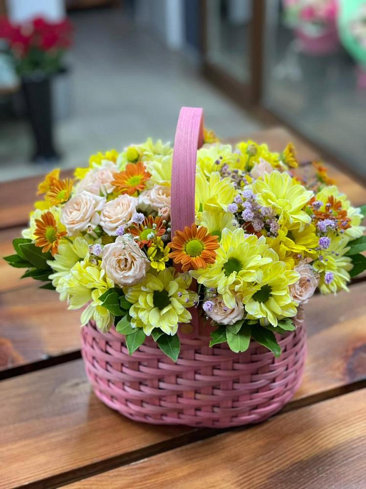 Цветочная композиция из Хризантемы и Розы в корзине в Акъяр