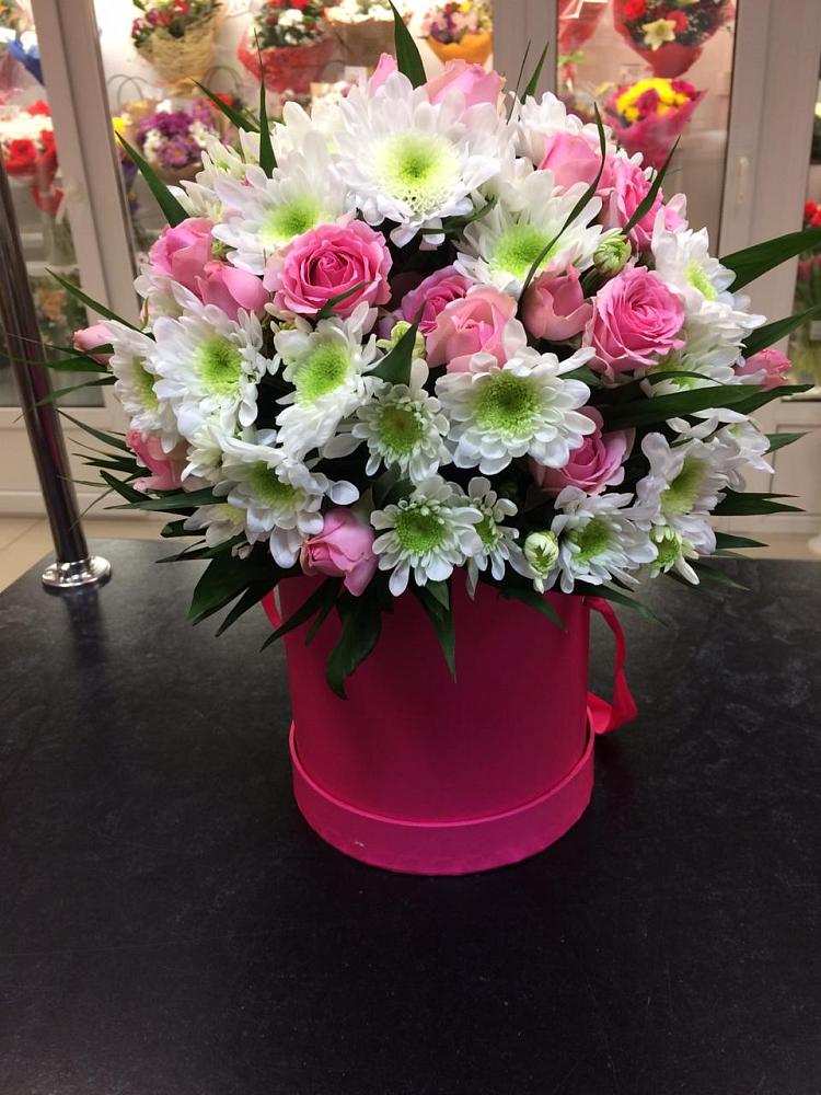 Цветочная композиция из Розы и Хризантемы в шляпной коробке в Акъяр