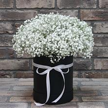 Цветочная композиция из Гипсофила в шляпной коробке в Акъяр