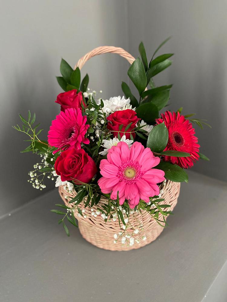 Цветочная композиция из Розы, Хризантемы и Герберы в корзине в Акъяр
