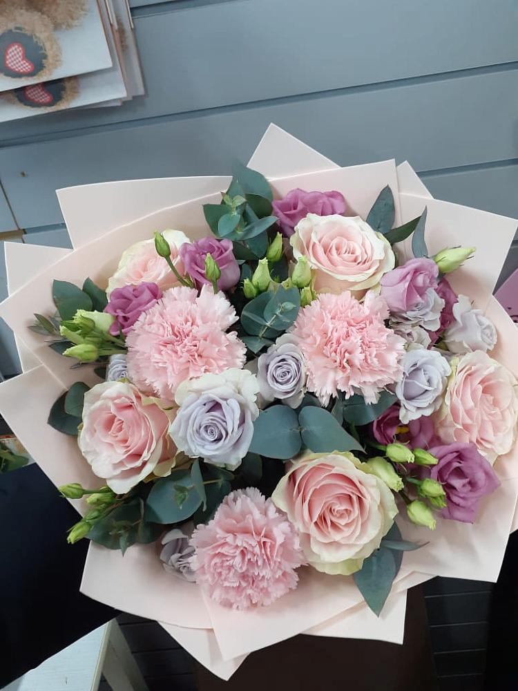 Букет цветов из: Розы, Гвоздики и Лизиантусы в Акъяр