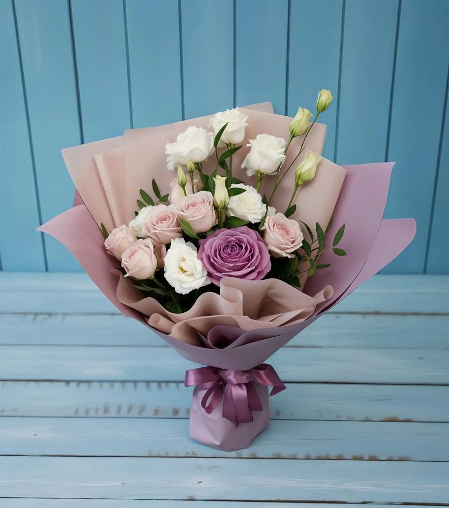 Букет цветов из: Розы и Лизиантусы в Акъяр